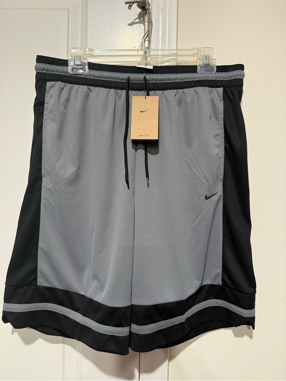 New Nike Men's Gray & Black Basketball shorts size Large